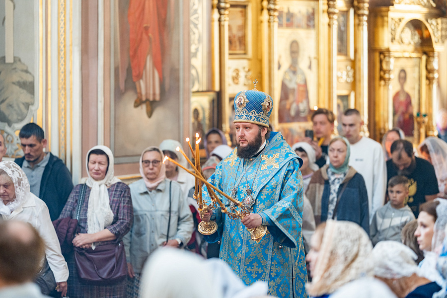 Архиерейское богослужение в соборе Николы Белого города Серпухова